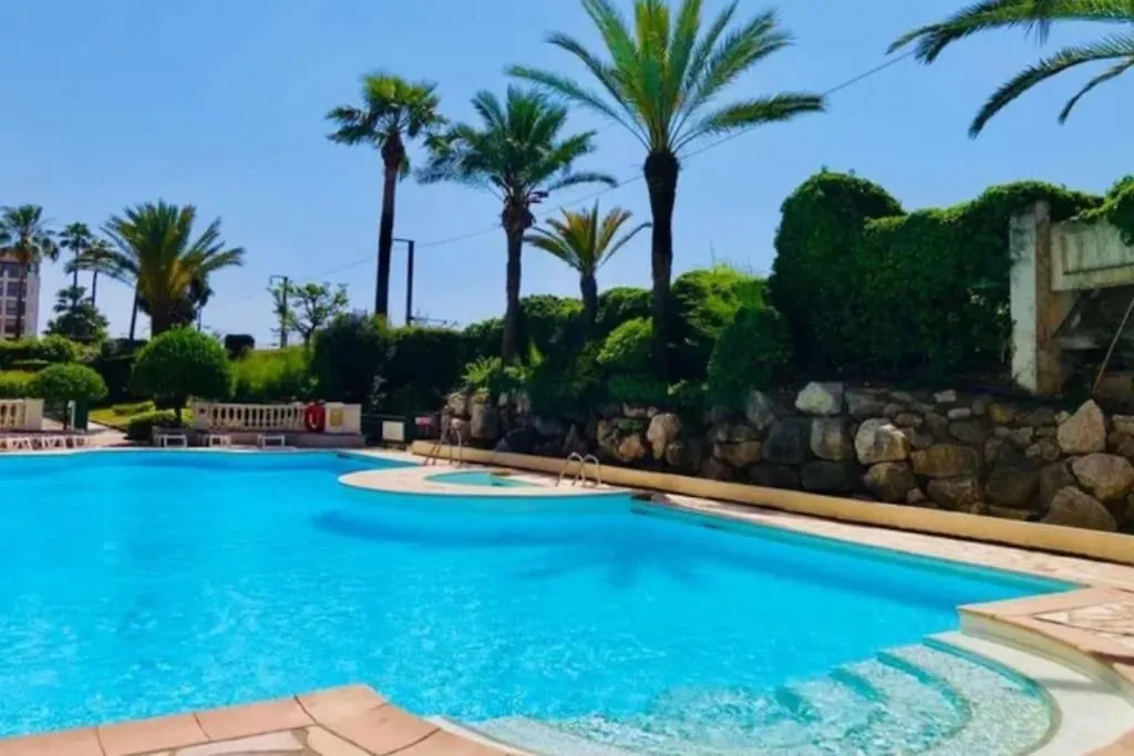 Appartement rdc en résidence avec piscine Cannes France